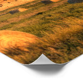 Oude schuur omgeven door hooibalen en dramatisch poster (Hoek)