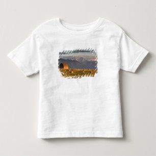 Oude schuur omlijst door hooibalen en dramatisch kinder shirts