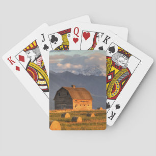 Oude schuur omlijst door hooibalen en dramatisch pokerkaarten