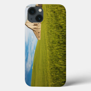 Oude schuur Omringd door Voorwarenveld 2 iPhone 13 Hoesje