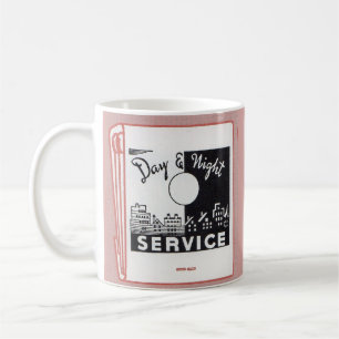 oude service voor dekking van dag en nacht koffiemok