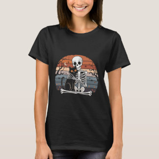 Oude skelet knuffelende kat Halloween kat liefhebb T-shirt