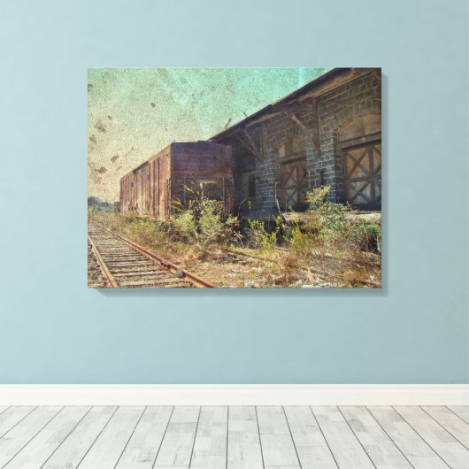 Oude spoorauto en treinstation canvas afdruk (Insitu (Houten vloer))