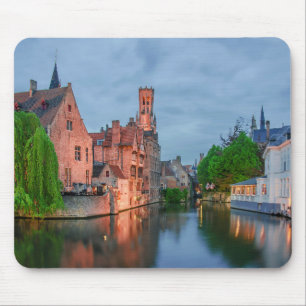 Oude stad en Belfry-toren 's nachts in Brugge Muismat