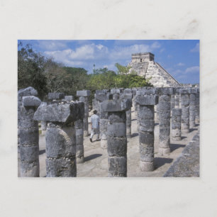 Oude stenen pijlers in Chichen Itza. Centraal Briefkaart