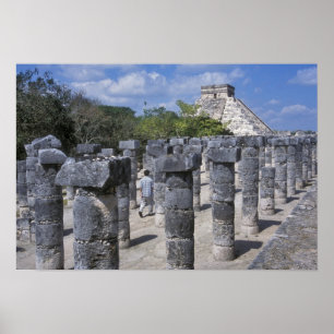 Oude stenen pilaren in Chichen Itza. Centraal Poster