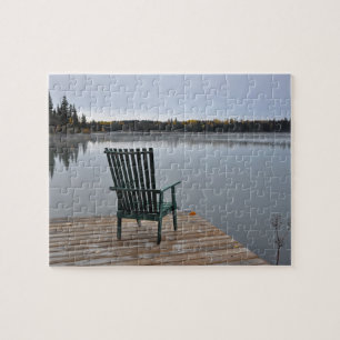 Oude stoel bij meer legpuzzel