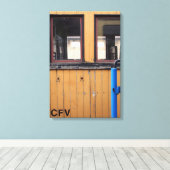 Oude stoomtrain Le Mastrou Yellow Wagon Canvas Afdruk (Insitu (Houten vloer))