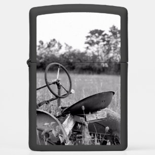 Oude tractor in lange gras
