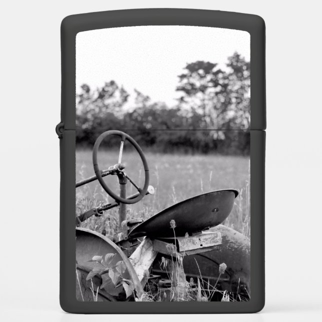Oude tractor in lange gras (Voorkant)