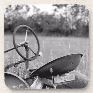 Oude tractor in lange gras bier onderzetter