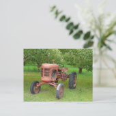 Oude trekker in de boomgaard briefkaart (Staand voorkant)