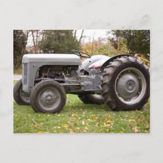 Oude trekker in herfst briefkaart