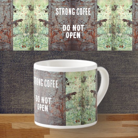 Oude verfde roestdeur espresso kop