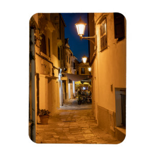 Oude verlichte smalle straat in Mahon - Menorca Magneet
