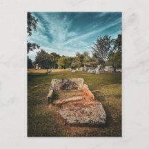 Oude Verweerde Grafsteen in Historische Begraafpla