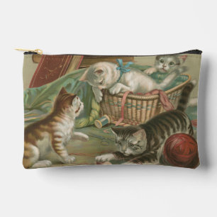 Oude victoriaanse katjes spelen in naaimand etui