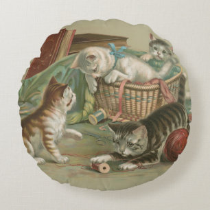 Oude Victoriaanse Kittens Spelend in Naaimandje Rond Kussen