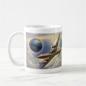 Oude vliegtuigen vliegen rond de wereld in wolken koffiemok (Links)