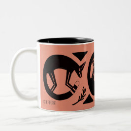 Oude vossen en bloemen op de oranje mok