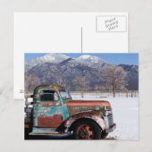 Oude vrachtwagen in het veld briefkaart (Voorkant / Achterkant)