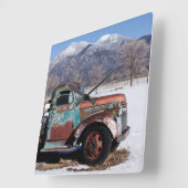 Oude vrachtwagen in het veld vierkante klok (Hoek)