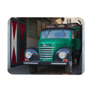 Oude vrachtwagen met bier - magneet