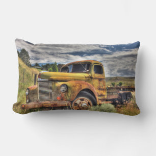 Oude vrachtwagen verlaten in het veld kussen