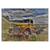 Oude vrachtwagen verlaten in het veld snijplank (Voorkant)