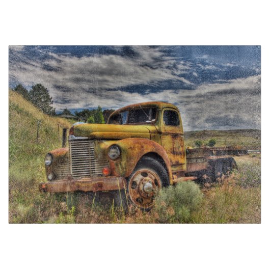 Oude vrachtwagen verlaten in het veld snijplank (Voorkant)