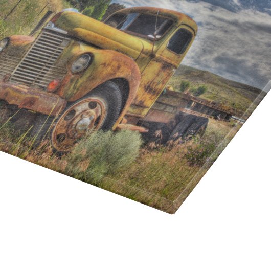 Oude vrachtwagen verlaten in het veld snijplank (Hoek)