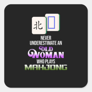 Oude vrouw die de spellen van Mahjong speelt Vierkante Sticker
