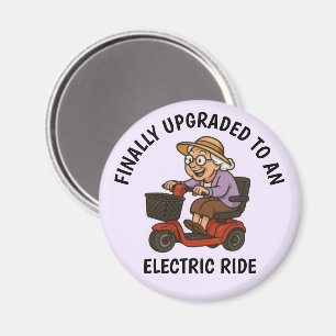 Oude vrouw op scooter magneet