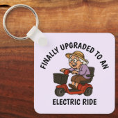 Oude vrouw op scooter sleutelhanger (Voorkant)