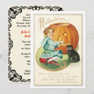 Oude vrouw snijdt een pompoen halloween kaart