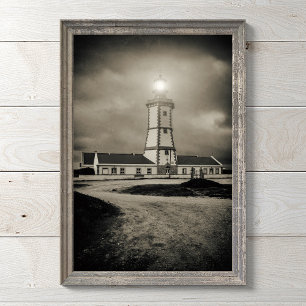 Oude vuurtoren op een storm nacht foto afdruk