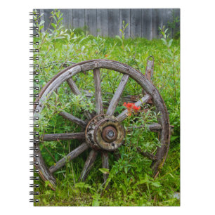 Oude wagenwiel in historische oude goudstad 3 notitieboek