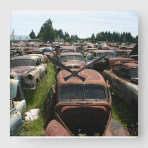 Oude wand van auto-klok met kledingplank vierkante klok