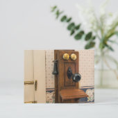 Oude wandtelefoon. briefkaart (Staand voorkant)