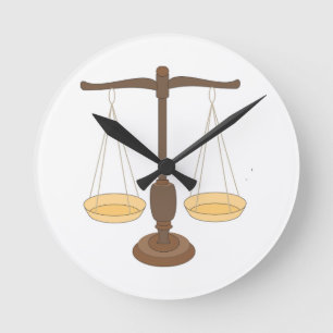 Oude weegschaal of balansbalk ronde klok