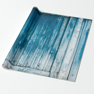 Oude wethermde schil, van hout, met bleek blauw cadeaupapier