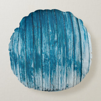 Oude wethermde schil, van hout, met bleek blauw rond kussen