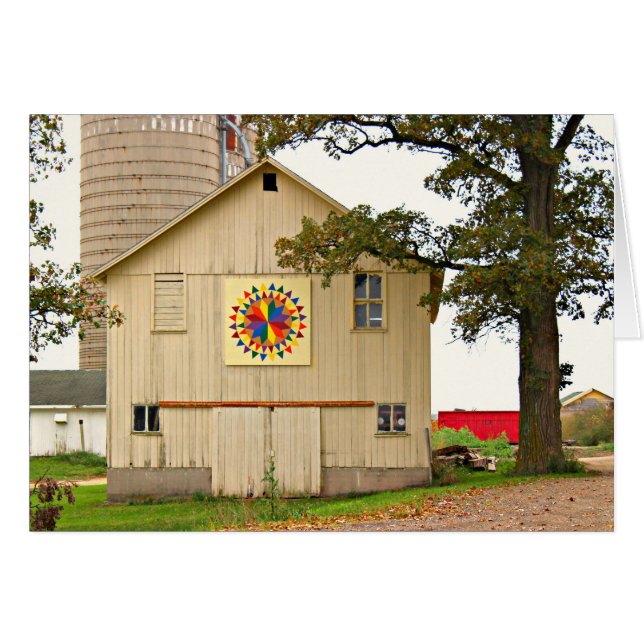 Oude witte schuur met regenboogschil (Voorkant Horizontaal)