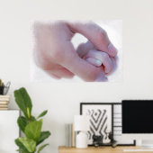 Ouder Holding Baby's Hand Poster (Thuiskantoor)
