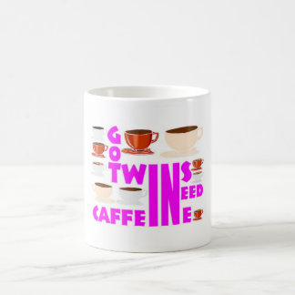ouder van tweeling heeft cafeïne nodig koffiemok