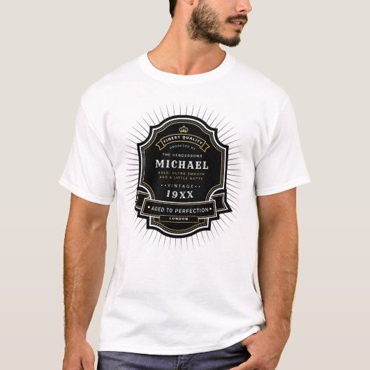 Ouderdom tot perfect label met naam en geboortejaa t-shirt (Voorkant)