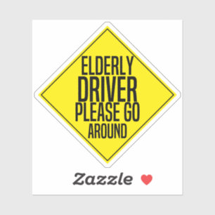 Oudere chauffeur ga alsjeblieft rond sticker