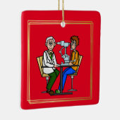 Oudere mannelijke optometrist die het Ornament van (Rechts)