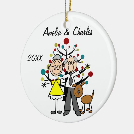 Oudere paren met aangepaste feestdag van Dog Keramisch Ornament (Links)