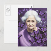 Oudere vrouw met Paars Briefkaart van Butterflies (Voorkant / Achterkant)